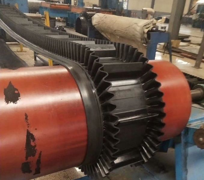 波狀擋板大傾角輸送帶生產.jpg 波狀擋板大傾角輸送帶生產.jpg